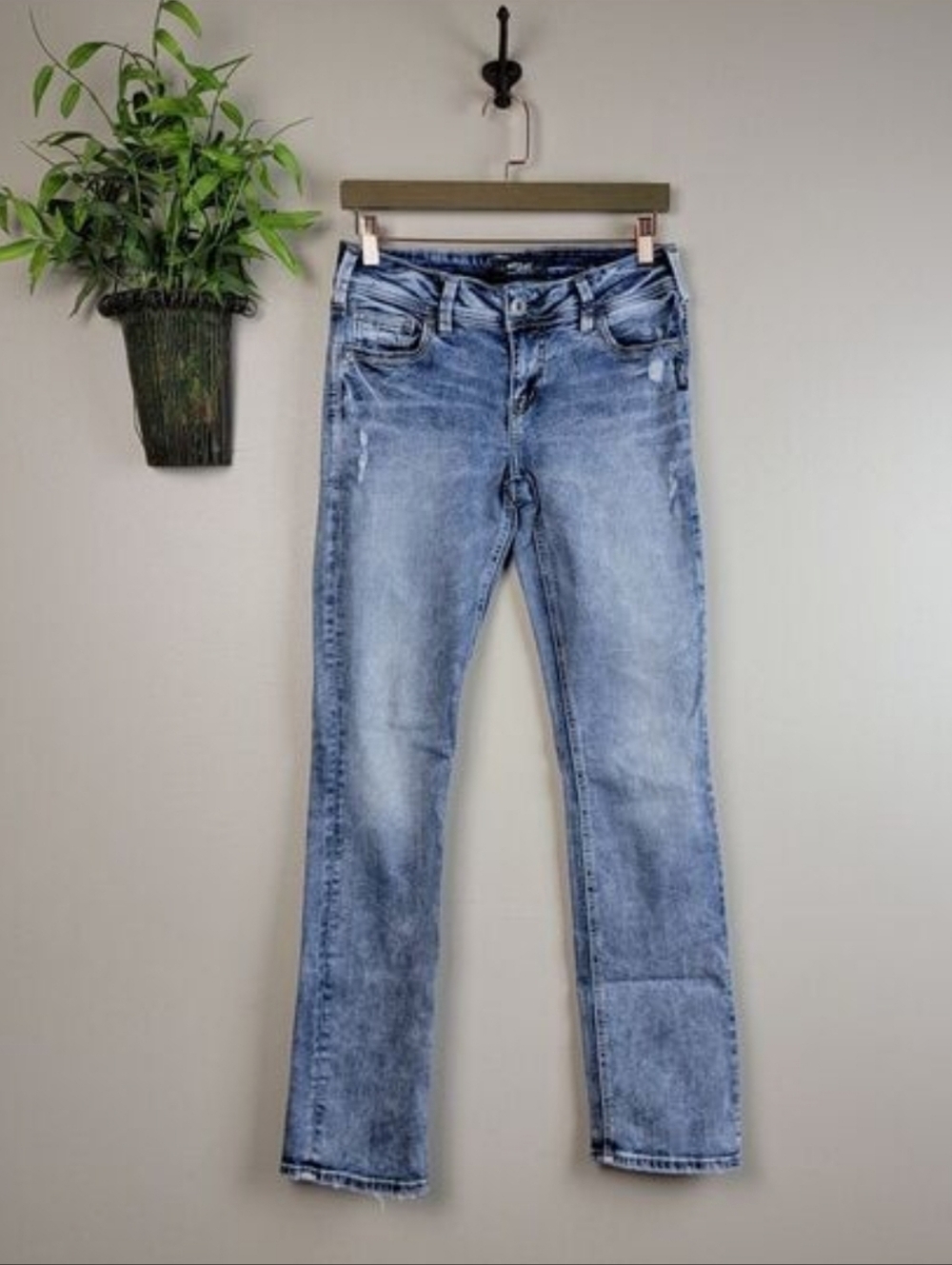 Silver 28 Suki Mid Rise Straight Distressed Light Acid Wash Denimotion Jeans